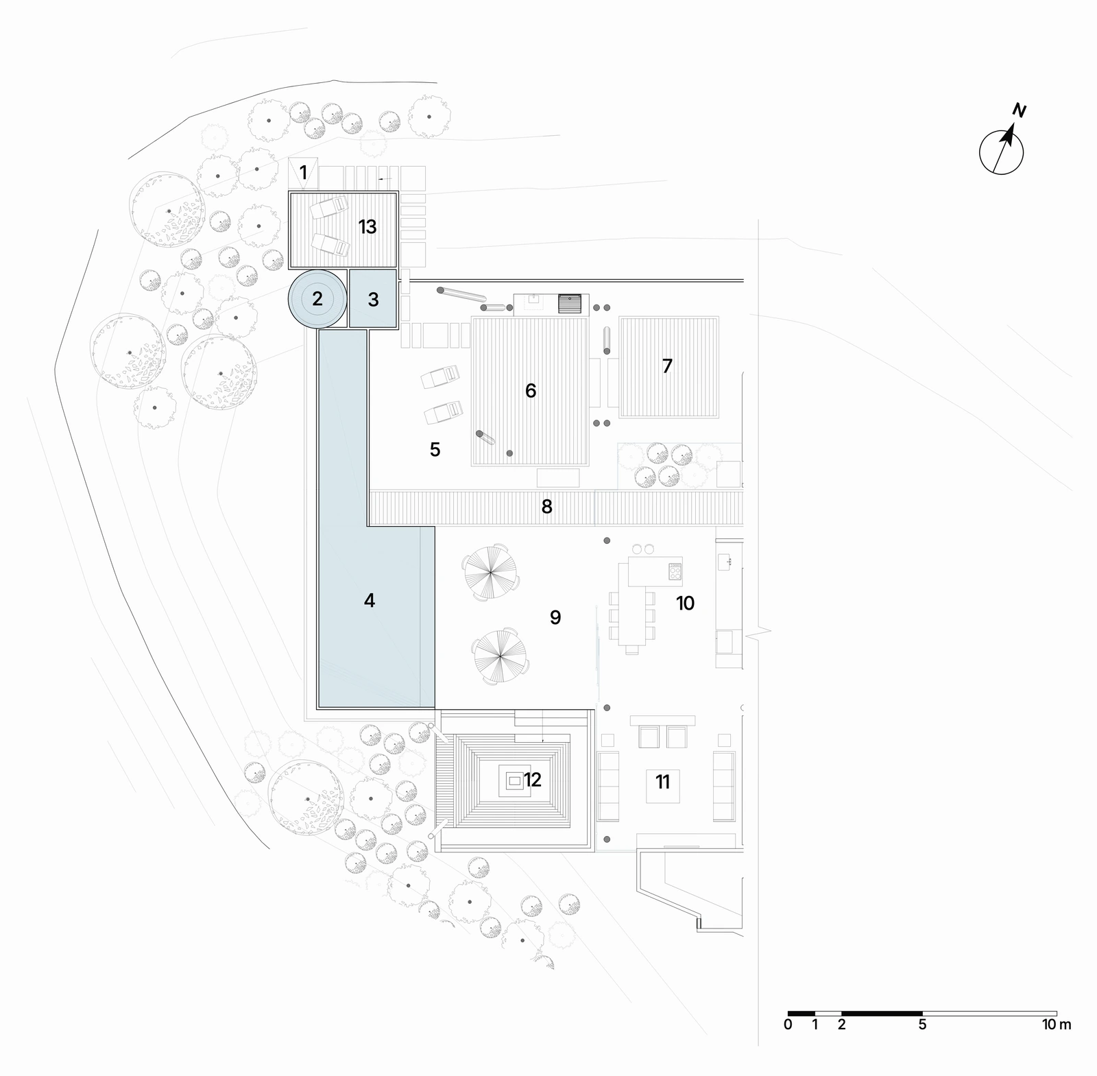 Site plan of the house, numbered: the long pool with the jacuzzi and cryotherapy at its head, the decks, the terrace, kitchen and living room, and the sunken terrace, with the trees around the lot